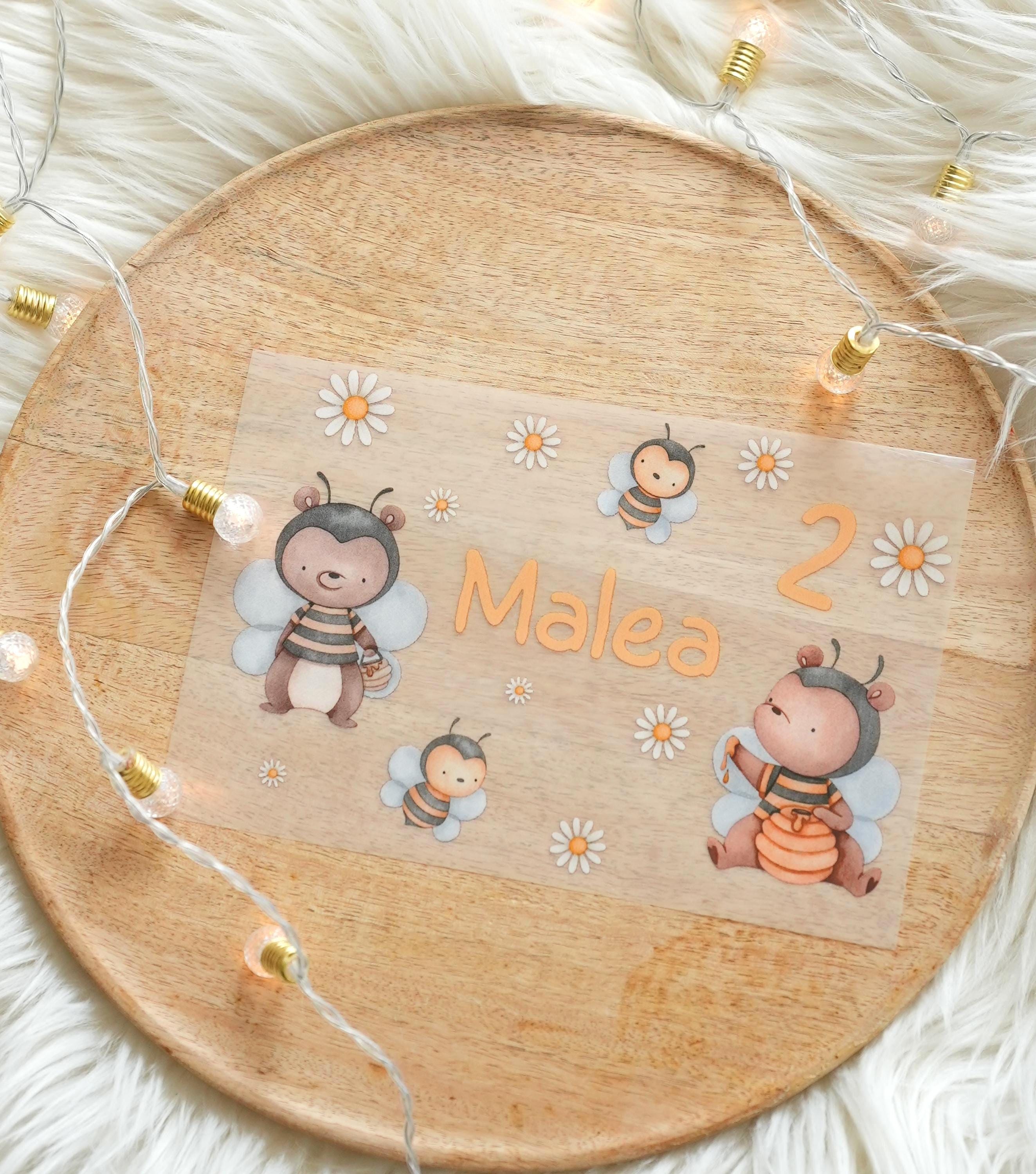 Bügelbild Biene mit Gänseblümchen – personalisiert mit Name & Zahl – Geburtstagsshirt – Aufbügler– geburtstag Motiv – Appliques & Patches