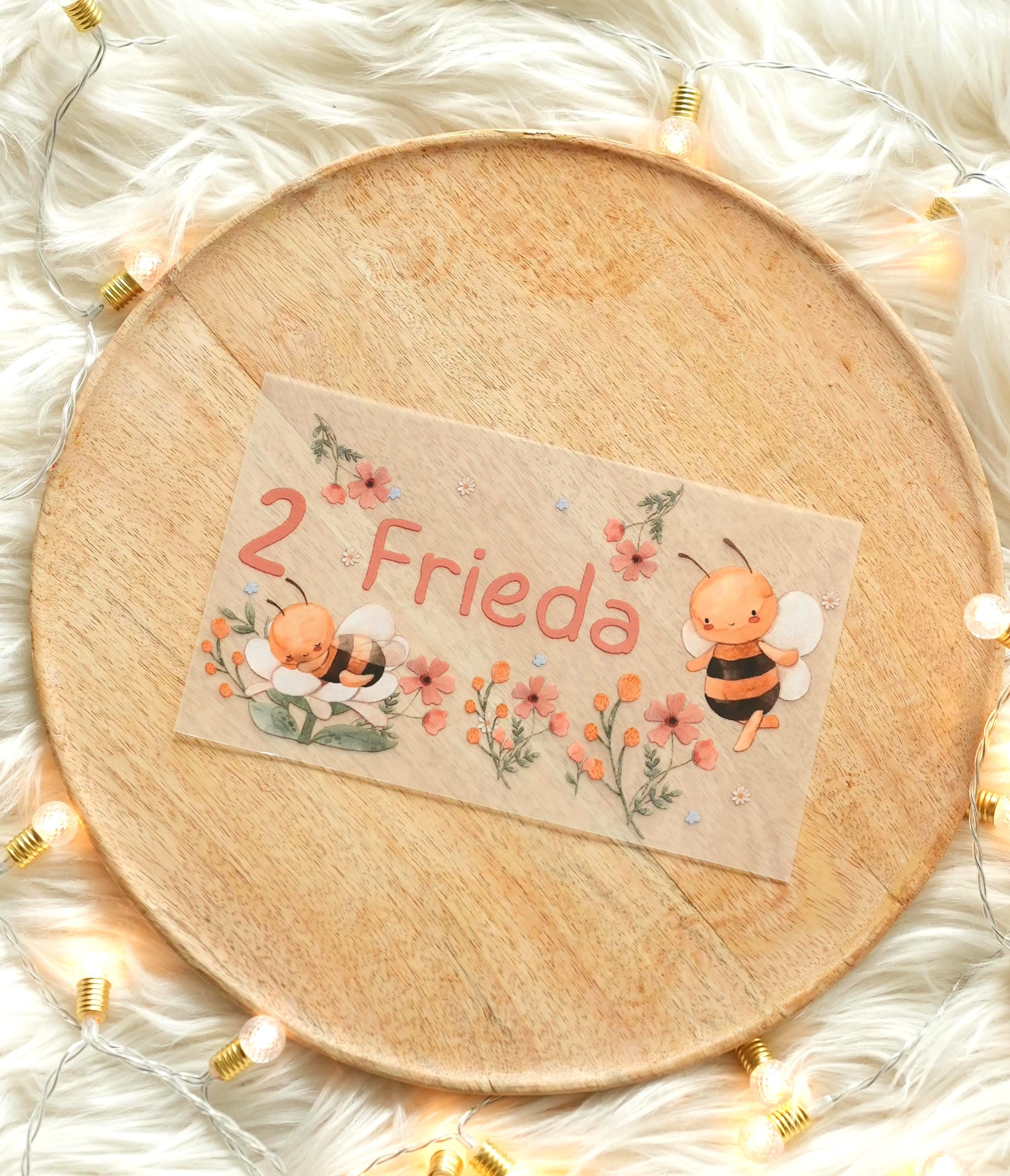 Bügelbild Biene personalisiert – mit Name & Zahl – Aquarellstil mit Blumen – Geburtstagsshirt für – A5 oder A4 – Appliques & Patches
