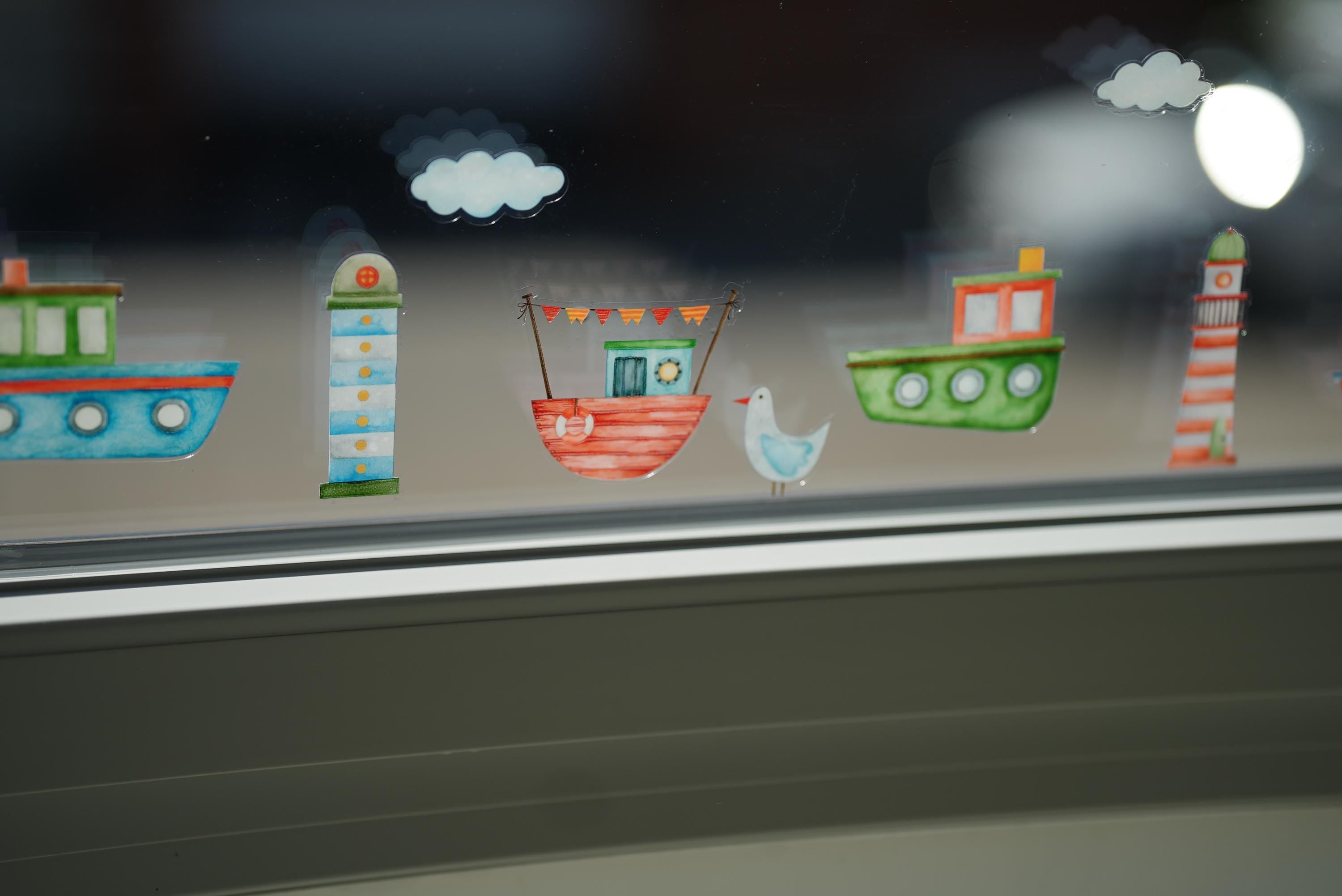 Fensterbild Boote & Leuchtturm – statisch haftend ohne Kleber – wiederverwendbare maritime Sommerdeko – Geschenk für Küstenfans – A4 A3 A2 – 