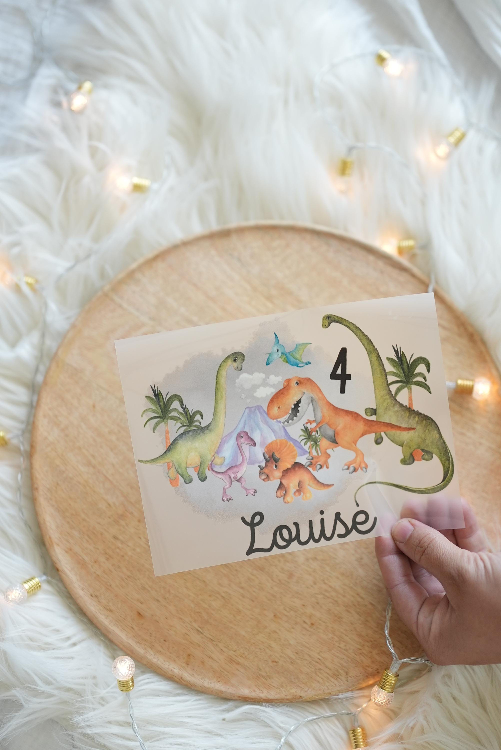 Bügelbild Dinosaurier Geburtstag – personalisiert mit Name & Zahl – für Shirts – Pastell Dinos in A4 oder A5 – Appliques & Patches