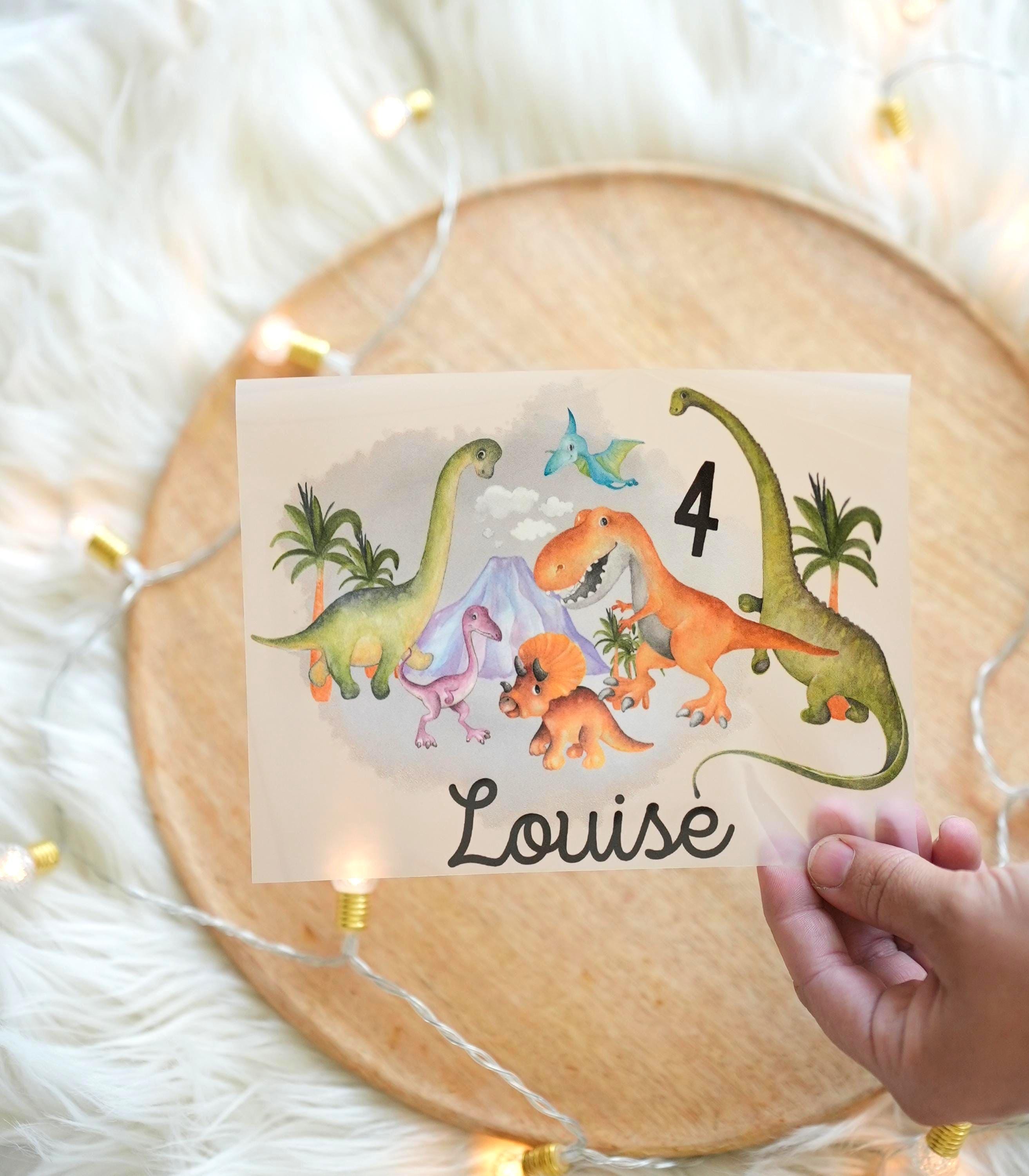 Bügelbild Dinosaurier Geburtstag – personalisiert mit Name & Zahl – für Shirts – Pastell Dinos in A4 oder A5 – Appliques & Patches