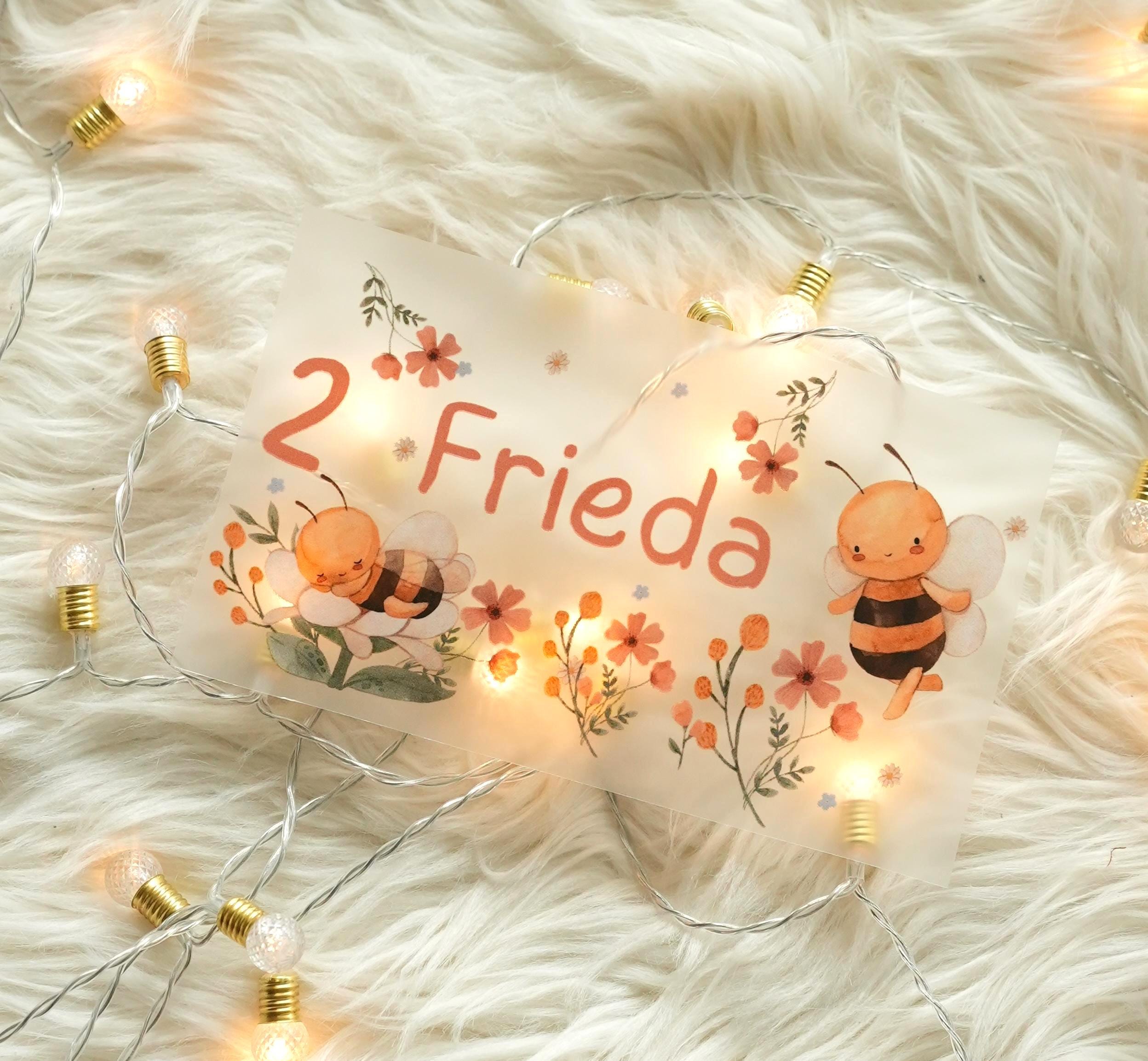 Bügelbild Biene personalisiert – mit Name & Zahl – Aquarellstil mit Blumen – Geburtstagsshirt für – A5 oder A4 – Appliques & Patches