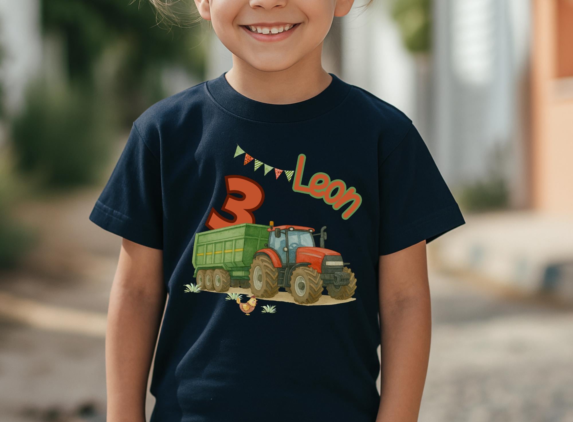 Traktor Shirt Geburtstag – realistischer Traktor mit Anhänger – personalisiert mit Name & Zahl – Bauernhof – T-shirts