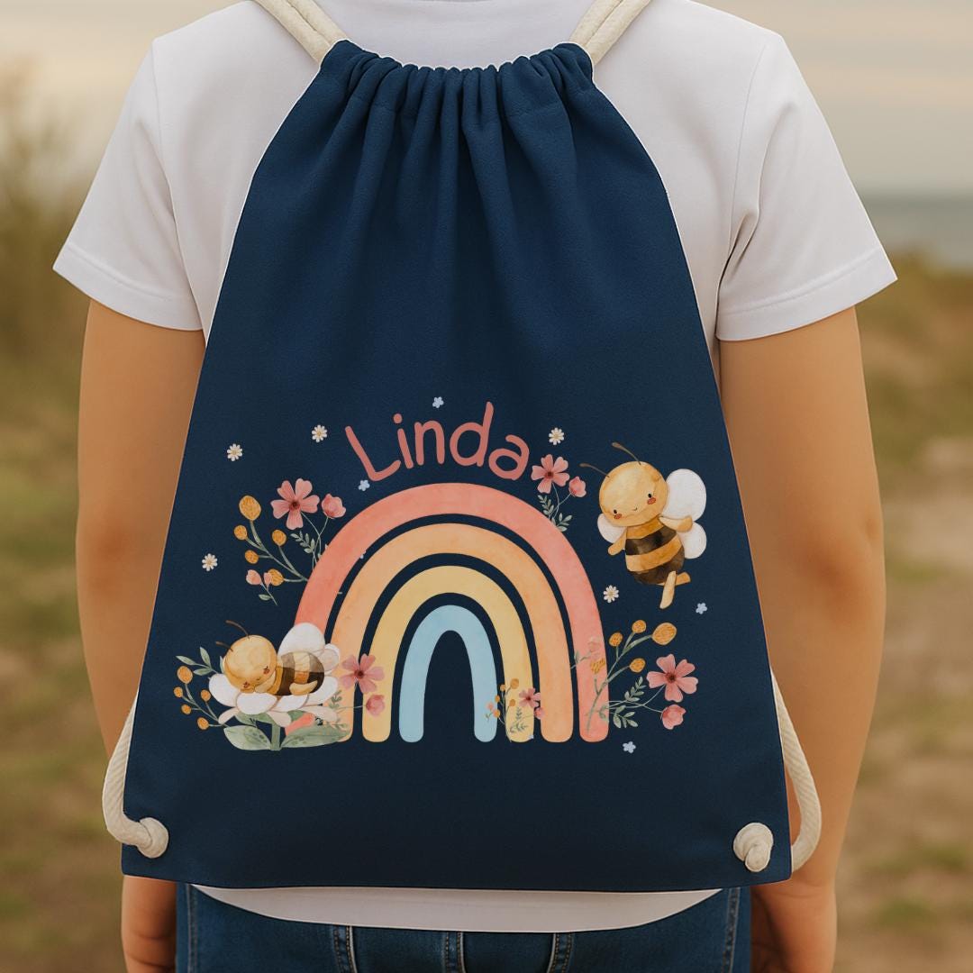 Turnbeutel mit Namen – Regenbogen & Bienen Motiv – personalisierte Kita Tasche – Wechselwäschebeutel – Geschenk Einschulung – Team Sports & Gym Bags