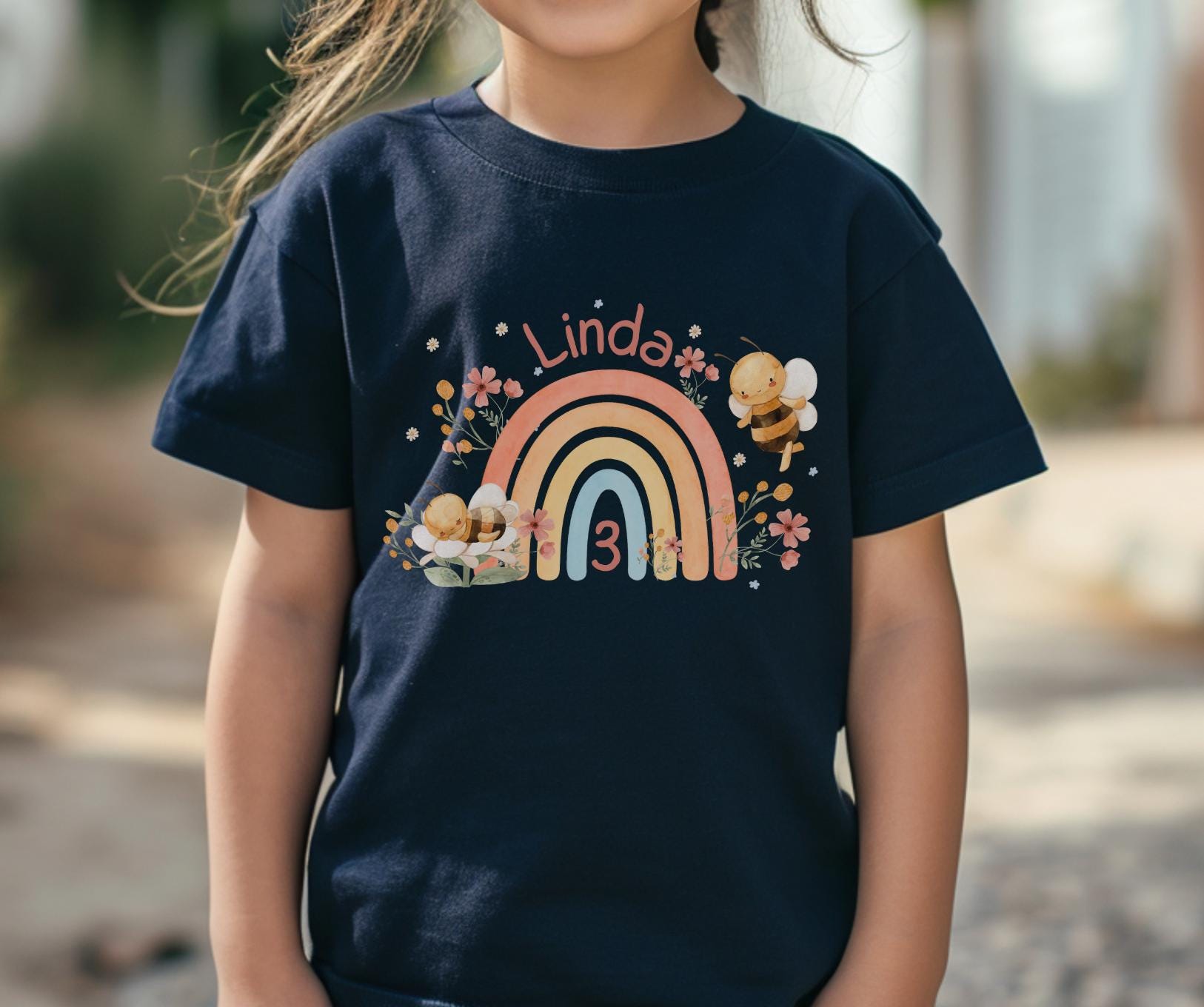 Geburtstagsshirt Regenbogen mit Biene – personalisiert mit Name & Zahl – für – Geschenk Geburtstag – T-shirts