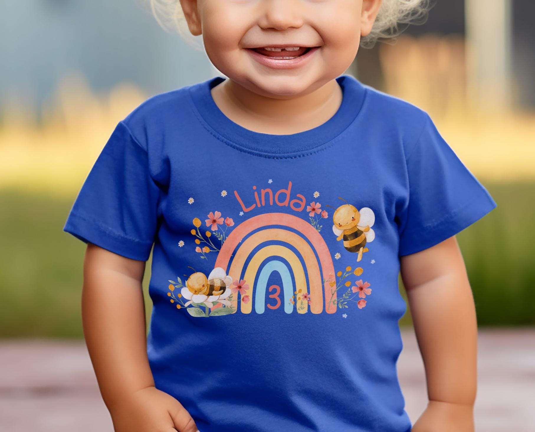 Geburtstagsshirt Regenbogen mit Biene – personalisiert mit Name & Zahl – für – Geschenk Geburtstag – T-shirts