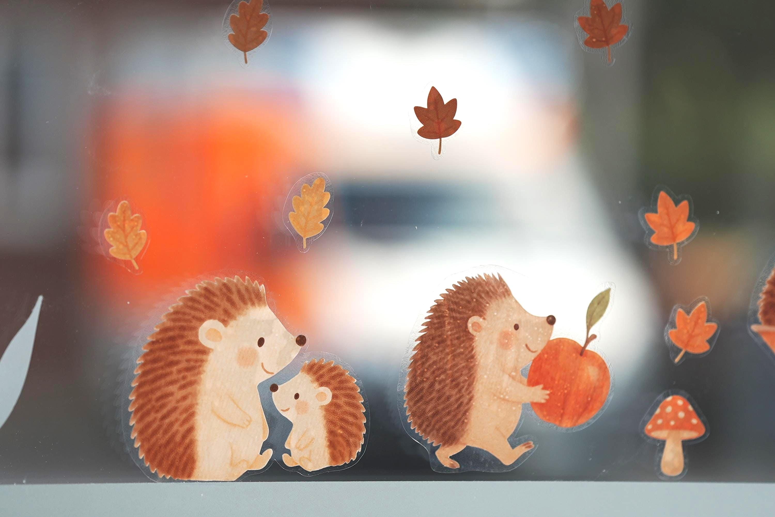 Fensterbild Igel Herbst – statisch haftende Fensterdeko wiederverwendbar – Waldtiere Herbstdeko Kinderzimmer – 