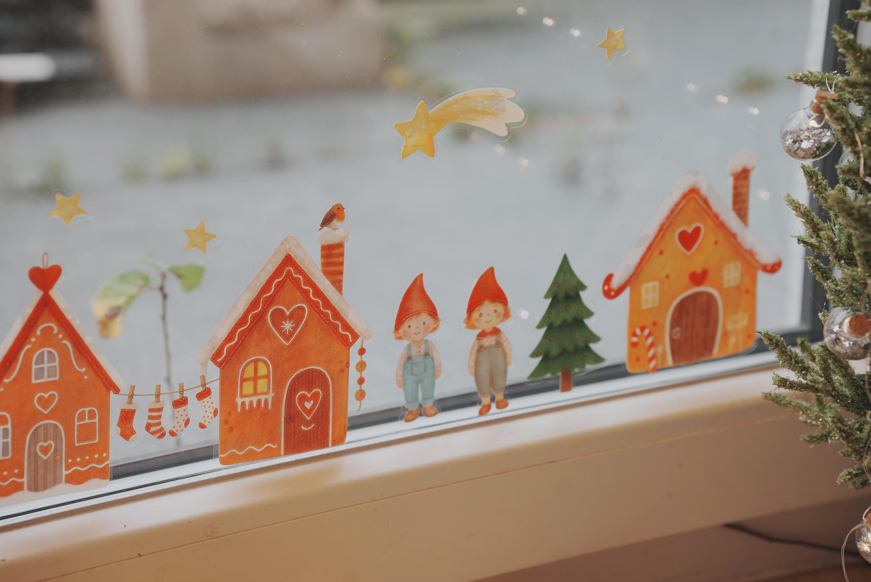 Fensterbilder Weihnachten – Wichtel, Lebkuchenhaus & Schneemann – statisch haftende Weihnachts Fensterdeko Winter und Advent – 