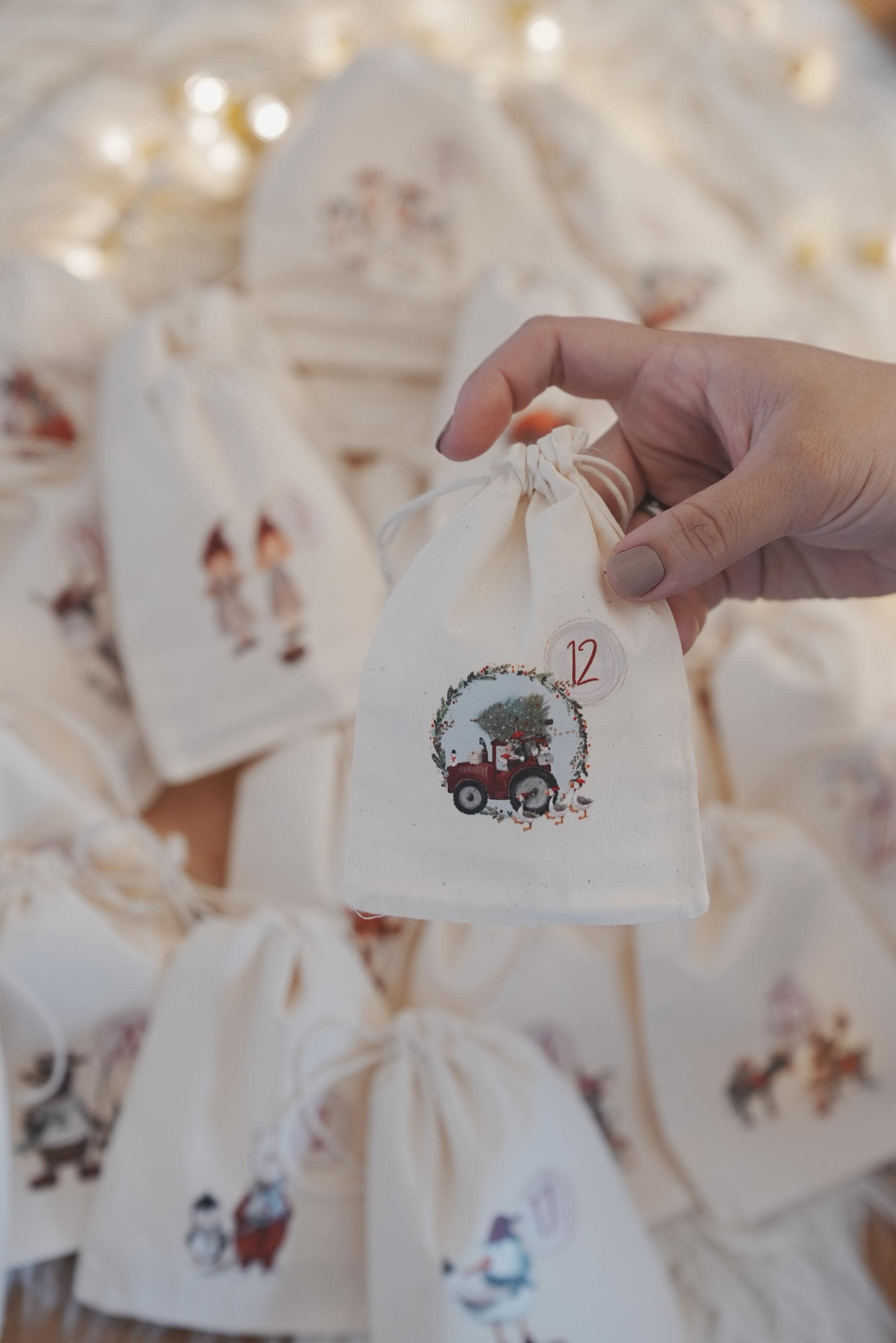 Bügelbilder Adventskalender Zahlen – DIY Adventskalender selber machen – Stoffsäckchen gestalten – Weihnachts Bügelbilder – Advent Calendars