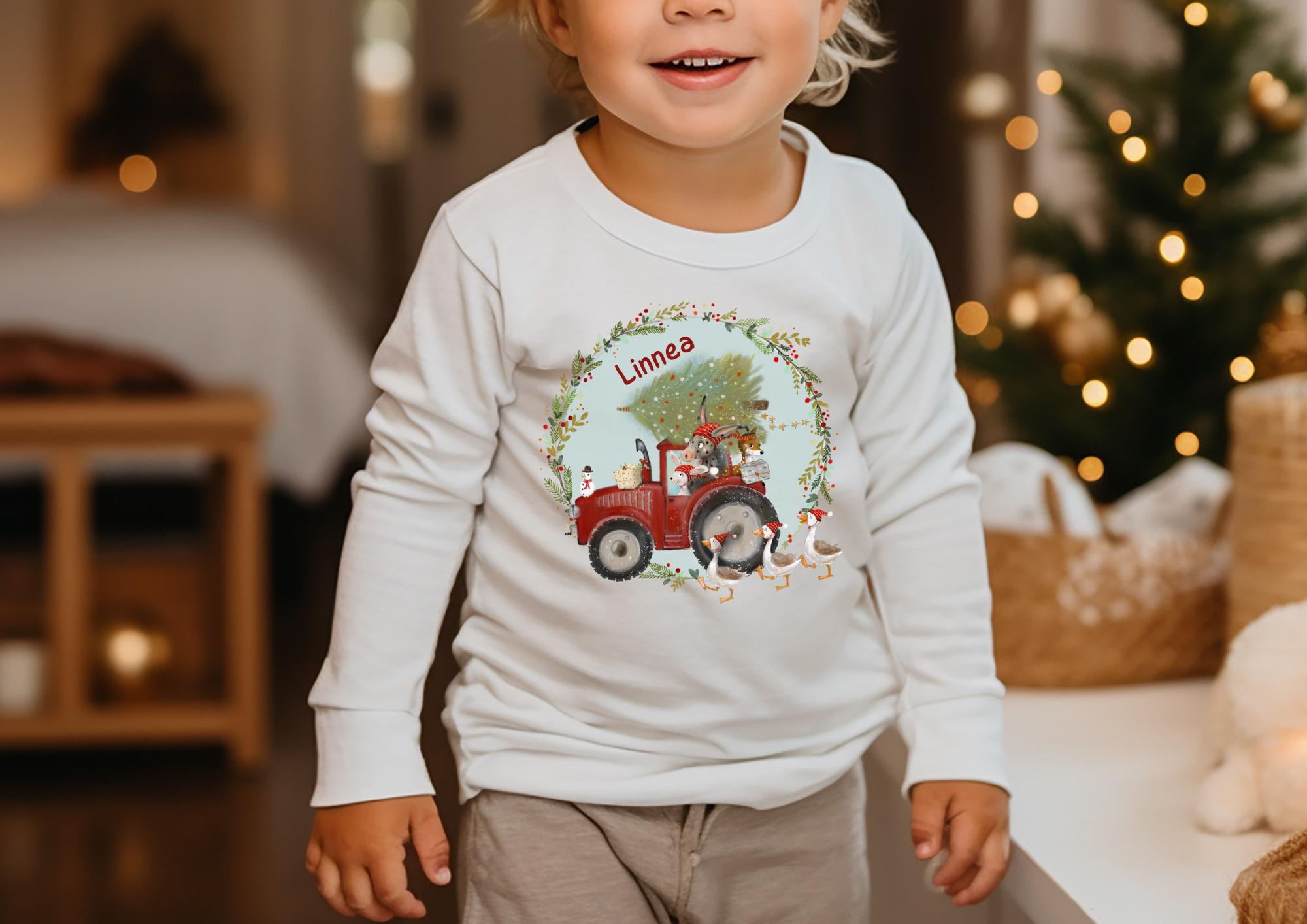 Weihnachtsshirt Traktor - personalisiert mit Name – roter Trecker mit Kranz & Tieren – Langarmshirt Weihnachten Bauernhof – T-shirts