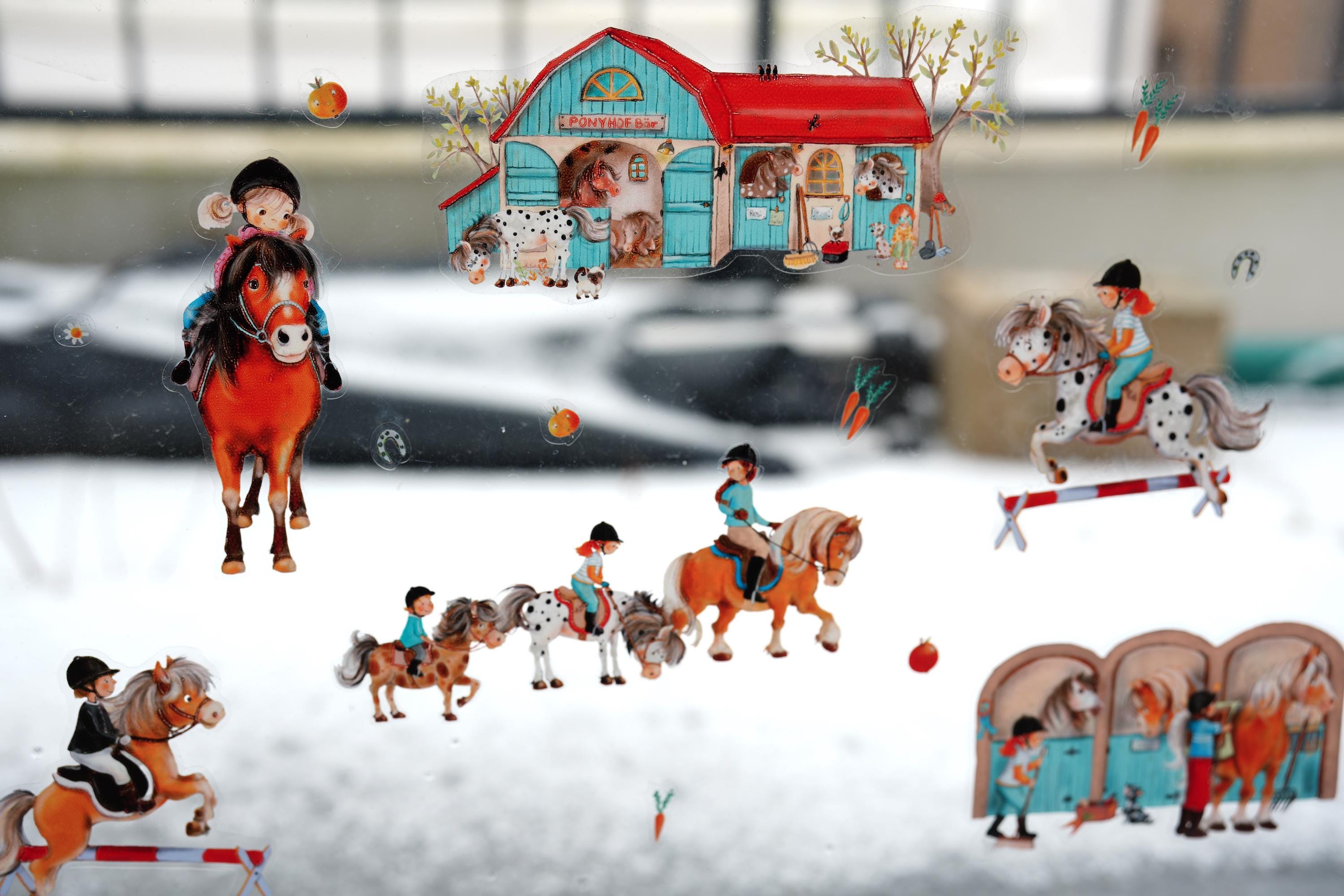 Fensterbild Ponyhof – Pferde & Reiter – liebevolle zimmer-Deko, statisch haftend und wiederverwendbar – 