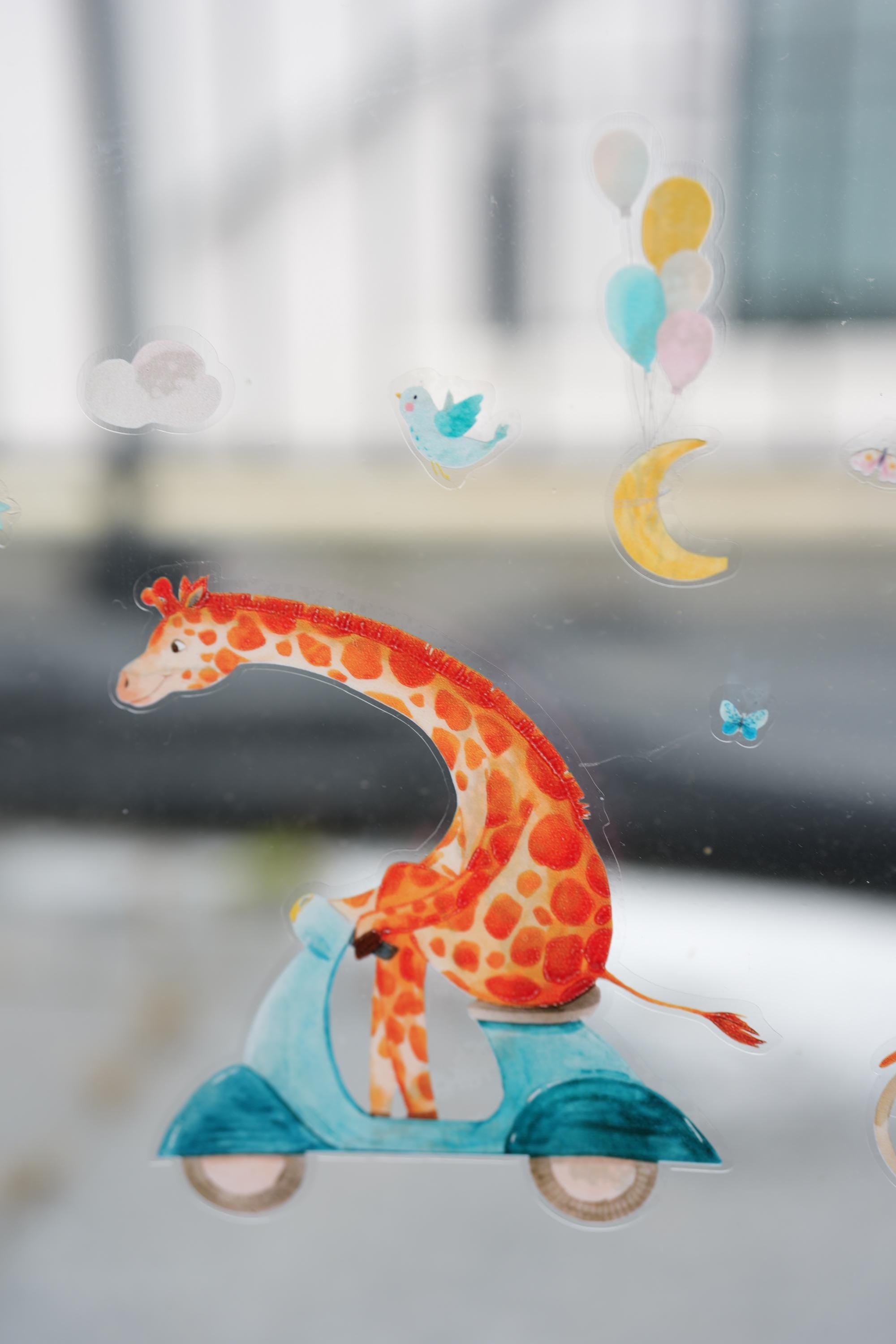 Frühlings-Fensterbilder zimmer – Tiere auf Rädern – Giraffe, Elefant & Igel – statisch haftende Fensterdeko – 
