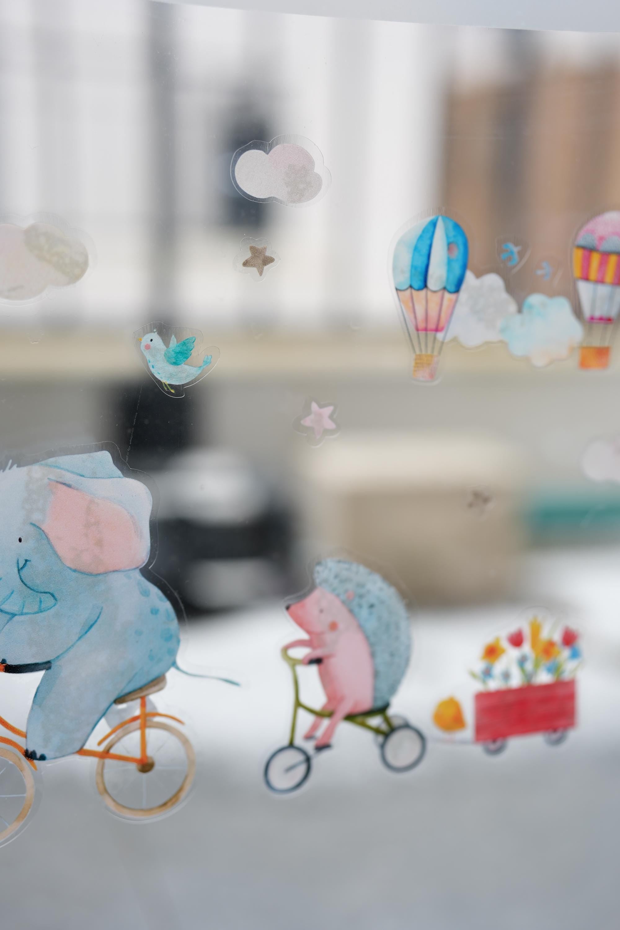 Frühlings-Fensterbilder zimmer – Tiere auf Rädern – Giraffe, Elefant & Igel – statisch haftende Fensterdeko – 