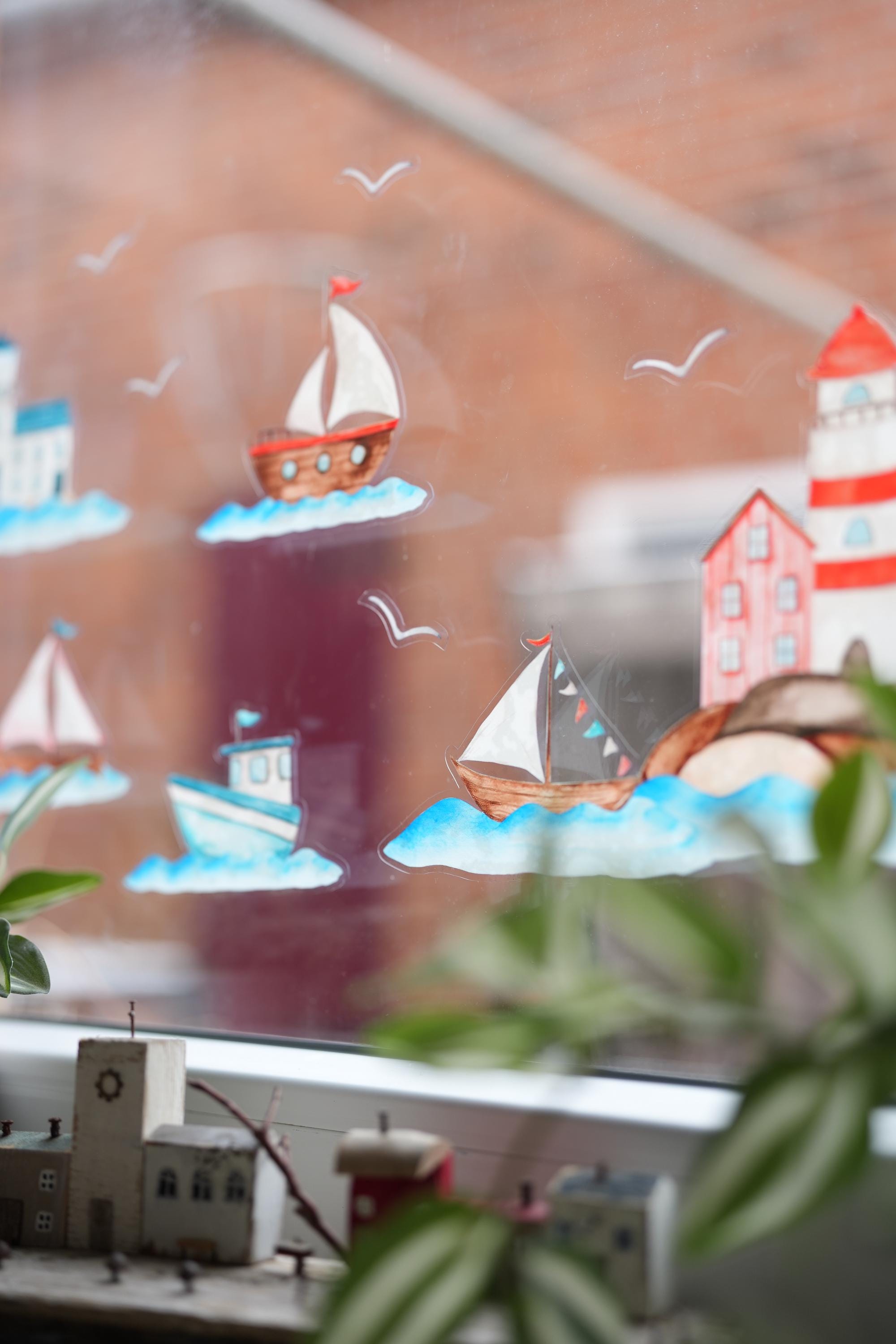 Fensterbild Boote & Leuchtturm – statisch haftend ohne Kleber – wiederverwendbare maritime Sommerdeko – Geschenk für Küstenfans – A4 A3 A2 – 