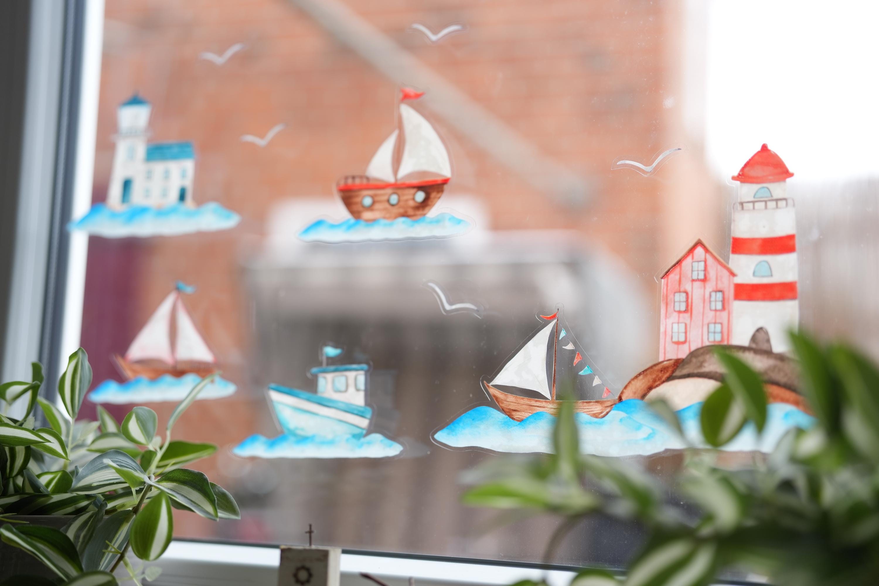 Fensterbild Boote & Leuchtturm – statisch haftend ohne Kleber – wiederverwendbare maritime Sommerdeko – Geschenk für Küstenfans – A4 A3 A2 – 